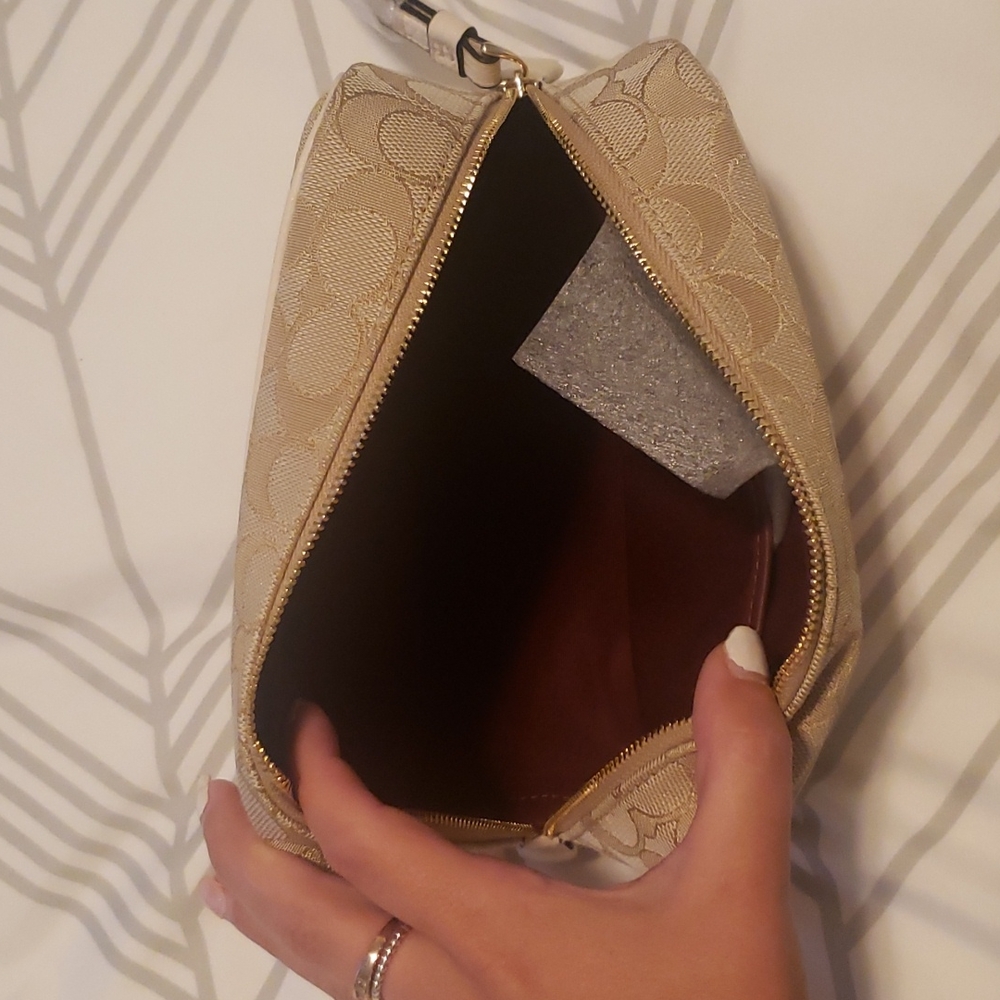 NWT Coach cosmetic bad - Picture 5 of 8